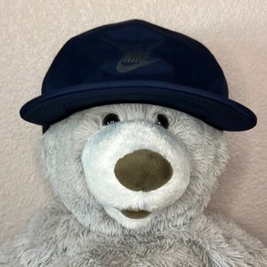Nike Aerobill Vapor ProTech 6 Panel Adjustable Hat
Size One Size
Navy Blue/Black